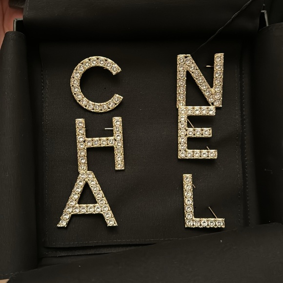 Large CHANEL brooch set of 6 pins. - Picture 4 of 7